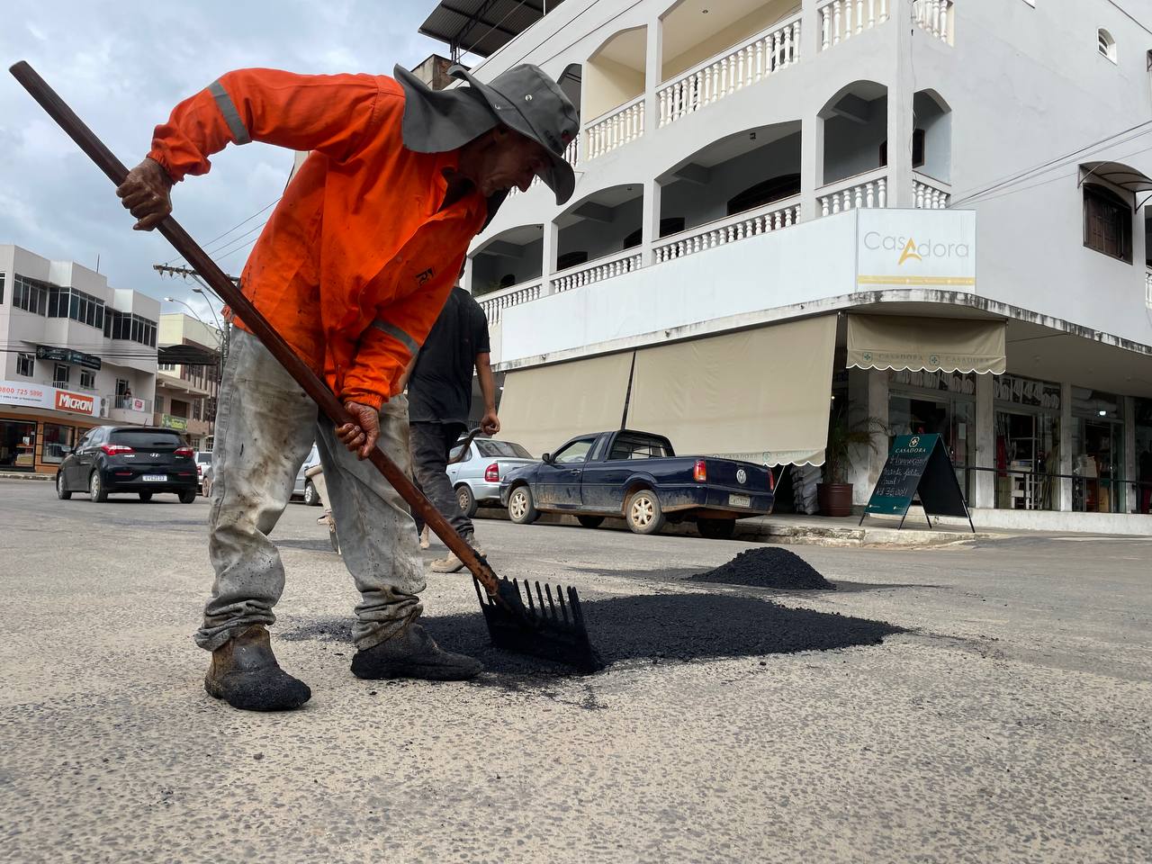 Asfalto: Operação tapa-buraco nas ruas e avenidas de Ibatiba  