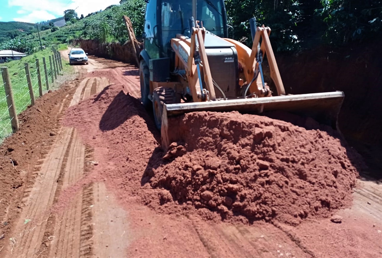Interior e Transportes trabalha nas estradas de Ibatiba quando a chuva permite