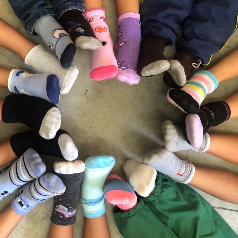 Escola Helena Almocdice Valadão: alunos usam meias trocadas em apoio ás pessoas com Síndrome de Down